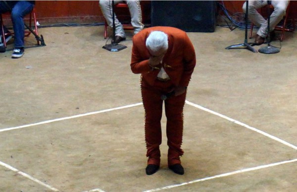 Entre lágrimas Vicente Fernández dice adiós