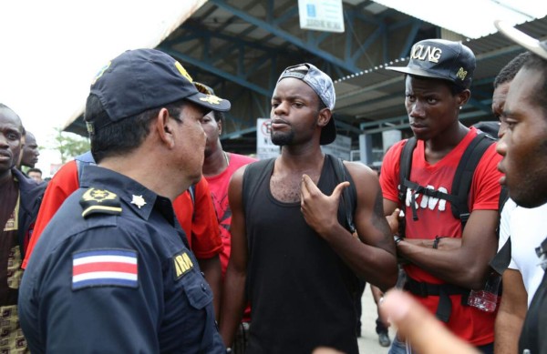 Más de 2,300 migrantes cruzan Panamá en su ruta hacia EEUU