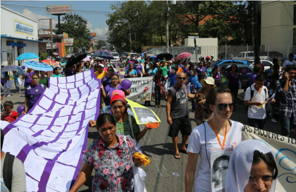 Exigiendo más educación, mujeres de Honduras celebran su día