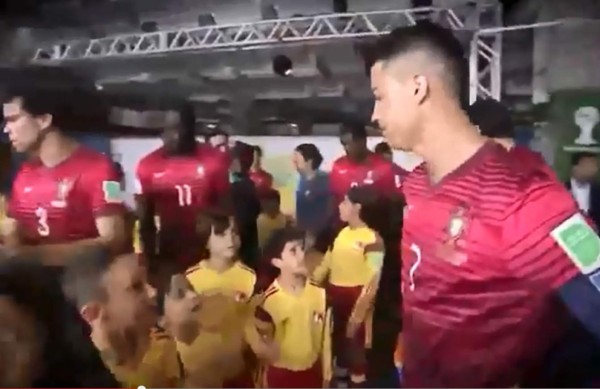 Cristiano y su afectuoso saludo con niños previo al partido ante Ghana
