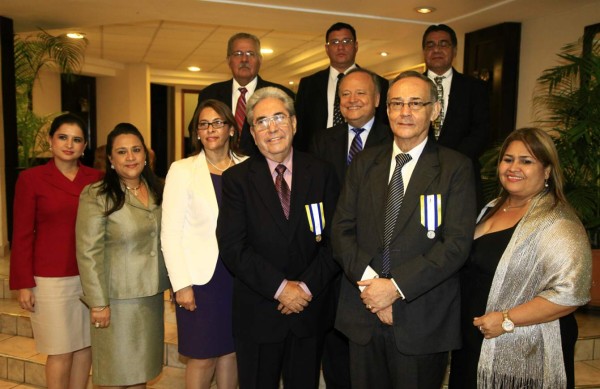 Premian a abogados por honrar la toga