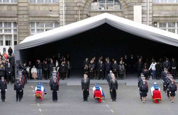 La ceremonia nacional se llevó a cabo en la plaza de París y fue seguida por televisión por millones de franceses.