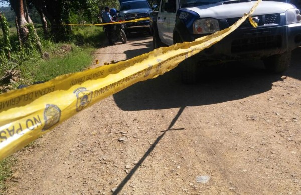 Falsos policías sacan a joven de su casa y luego lo matan