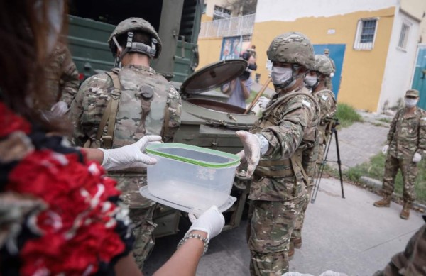 El ejército argentino comienza a repartir alimentos por la cuarentena