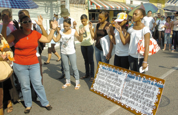 Con oraciones y cantos piden paz en La Ceiba