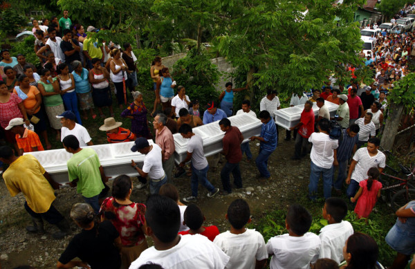 Mezapa llora y condena crimen de madre y sus cuatro hijos