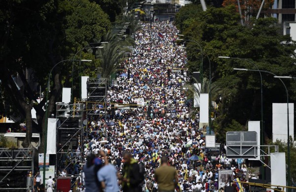 Manifestantes opositores y oficialistas se movilizan en Venezuela