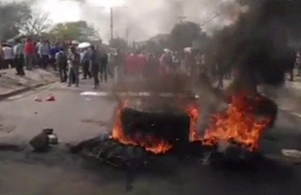 Maestros y médicos protestan por decretos aprobados en el Congreso Nacional