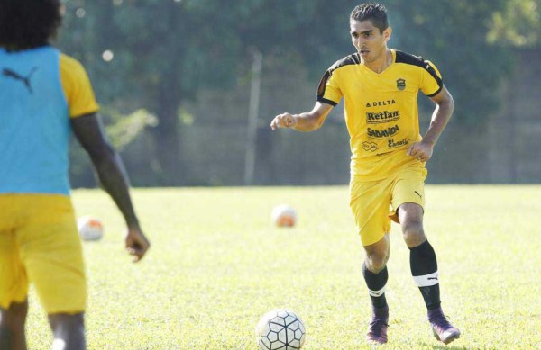 Detienen a futbolista Jorge Claros del Real España por golpear a su expareja