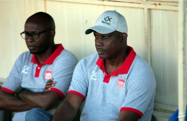 El Vida despide a Raúl Martínez Sambulá y nombra a Héctor Castellón como nuevo técnico