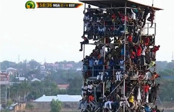 ¡Insólito! 40 mil aficionados vieron el Nigeria-Egipto en un estadio para 25 mil