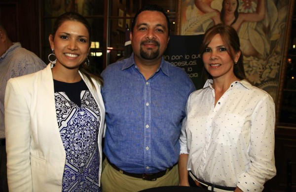 Dina Medina con José Jorge y Viena Martínez.