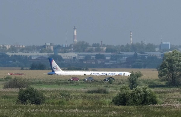 Avión ruso con 226 pasajeros aterrizó de emergencia tras chocar con pájaros