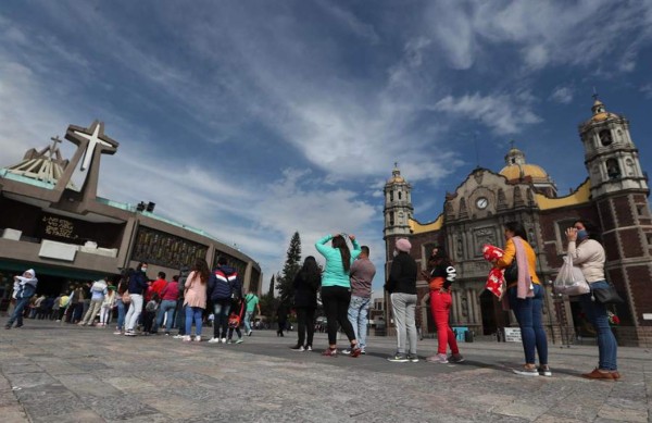 Mexicanos hacen fila en la Basílica de Guadalupe antes de cierre por covid-19  