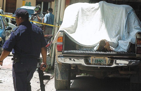 Los bajan del carro y los matan a balazos