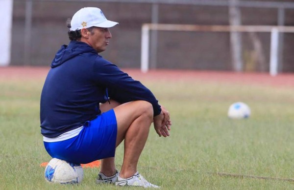 Pedro Troglio separa a futbolista y lo manda a las reservas del Olimpia