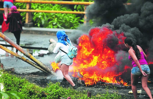 Vandalismo y caos en protestas de la Alianza