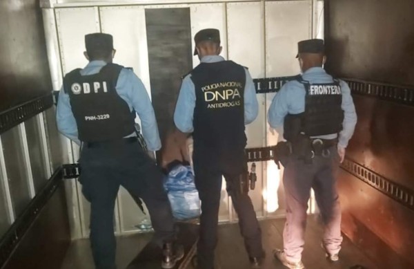 Policía decomisa 200 kilogramos de supuesta cocaína en Puerto Cortés