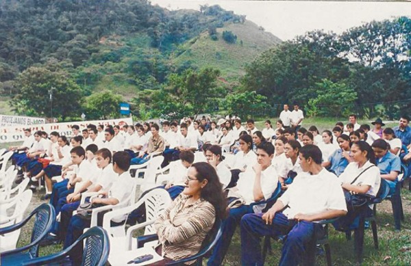 Estudiantes se reúnen para salvar el lago