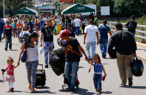 Venezuelans cross the Simon Bolivar international bridge from San Antonio del Tachira, Venezuela towards Cucuta, Norte de Santander Department, Colombia, on July 29, 2017Venezuelan President Nicolas Maduro was pushing forward Saturday with a controversial weekend vote for an assembly to rewrite the constitution, despite growing domestic political opposition, international condemnation and deadly street demonstrations. Neighboring Colombia -- a refuge for tens of thousands of Venezuelans fleeing the chaos at home -- said on Friday it would not recognize the results of Sunday's election in Venezuela. / AFP PHOTO / Schneyder Mendoza