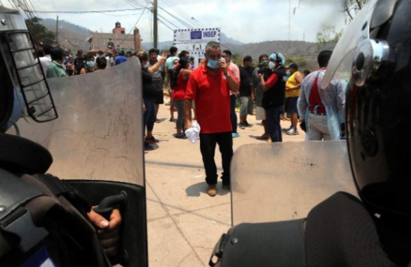 Policía hondureña desaloja a grupo que impide entierro de muerto por COVID-19