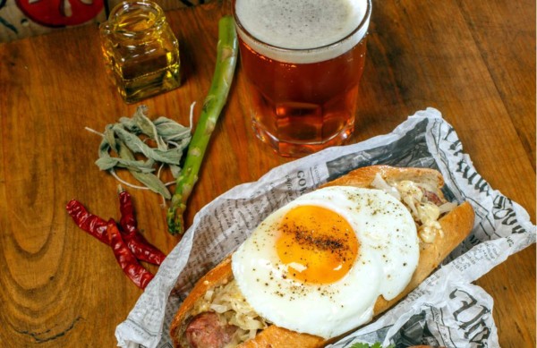 Hot dog clásico con huevo