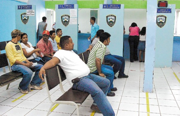 Tránsito sin material para emitir licencias