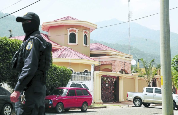 Embajador de EUA aplaude traspaso de bienes de Carlos 'Negro' Lobo