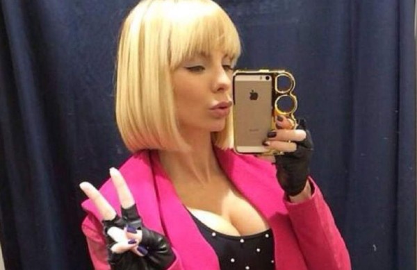 Político se divorcia por selfies que publicó su esposa