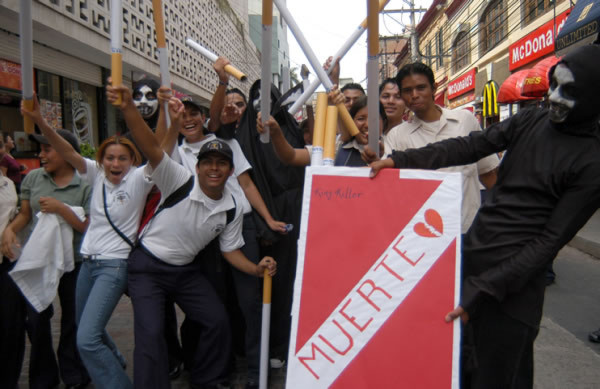 Ley controla tabaco y persigue a fumadores