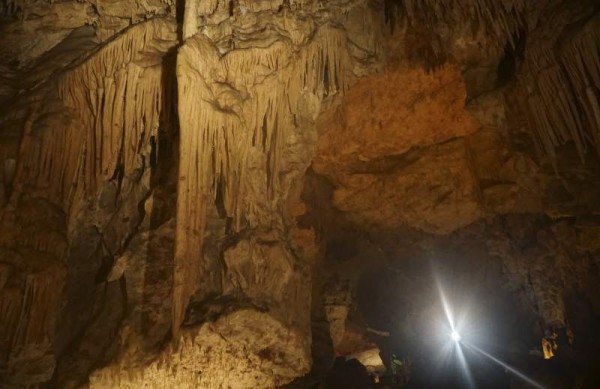 de Taulabé fueron descubiertas en 1969 y forman parte de las 24 cuevas de origen natural que hay en este municipio. Los primeros 300 metros de este mundo espeleológico se recorren en media hora.