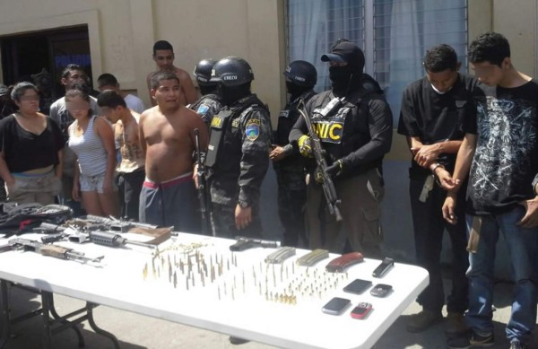 Decomisan fusiles, granadas y chalecos antibalas en San Pedro Sula
