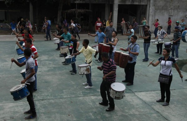 Bandas de guerra listas para poner a bailar a los sampedranos