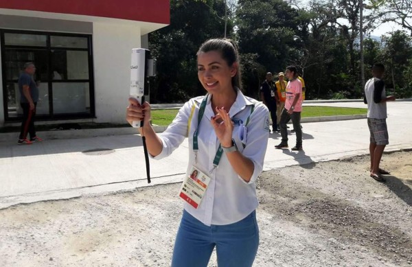 VIDEO: La bella periodista brasileña que espía a Honduras
