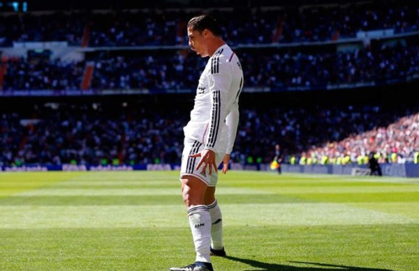 Cristiano se llevó el balón del repóker firmado por sus compañeros