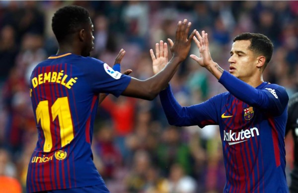 Philippe Coutinho celebrando su gol con Ousmane Dembélé. Foto AFP