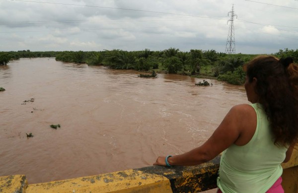 Damnificados esperan en bulevar para retornar a sus casas