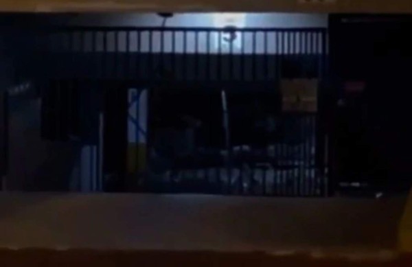 Video muestra una cascada de agua caer en estacionamiento del edificio antes del derrumbe