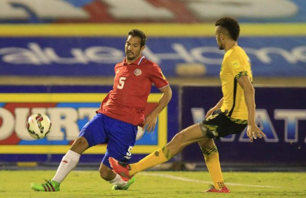 Costa Rica rescató el empate en Jamaica y sigue en la cima