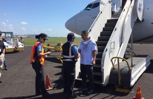Hondureño es detenido por masacre al bajarse avión con deportados de EEUU