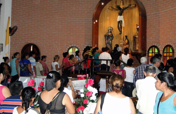 Católicos abarrotan templo del Cristo Negro en El Progreso