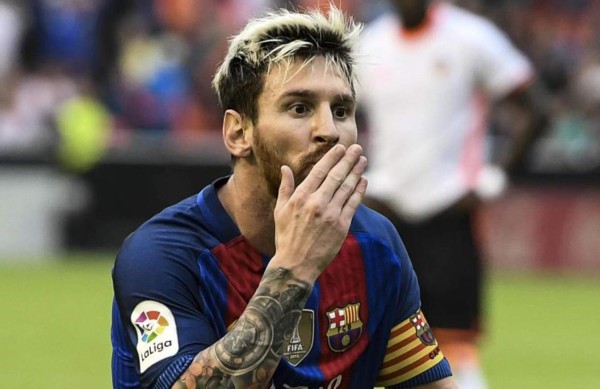 Beso de Messi causa polémica en España