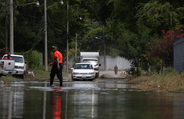 Onda tropical generará lluvias este sábado en gran parte del país