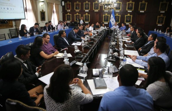 Estudiantes universitarios se integran a diÃ¡logo nacionalJÃ³venes se comprometen a participar en diÃ¡logo abierto para plantear propuestas. RegiÃ³n Lempa tambiÃ©n se suma a proceso.