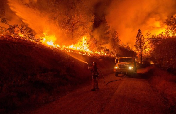 Miles de personas huyen de los incendios en California