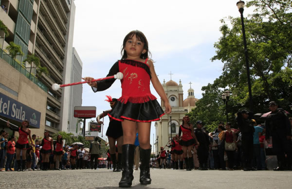 Colorida fiesta cívica en honor a Honduras