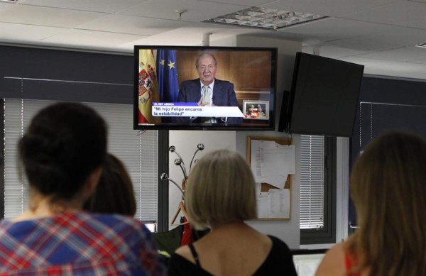 'Ya era hora' dicen españoles tras abdicación del rey Juan Carlos