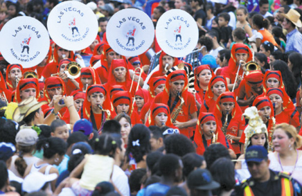 Miles disfrutaron el desfile de la Feria Juniana