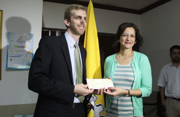 Apoyan a escuela cercana a crematorio en Honduras