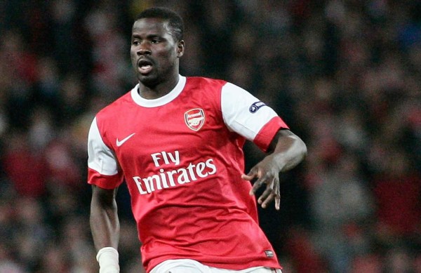 Futbolista Emmanuel Eboué habría contraído el VIH
